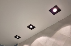 Монтаж точечных светильников в натяжном потолке. От 250 руб./шт.